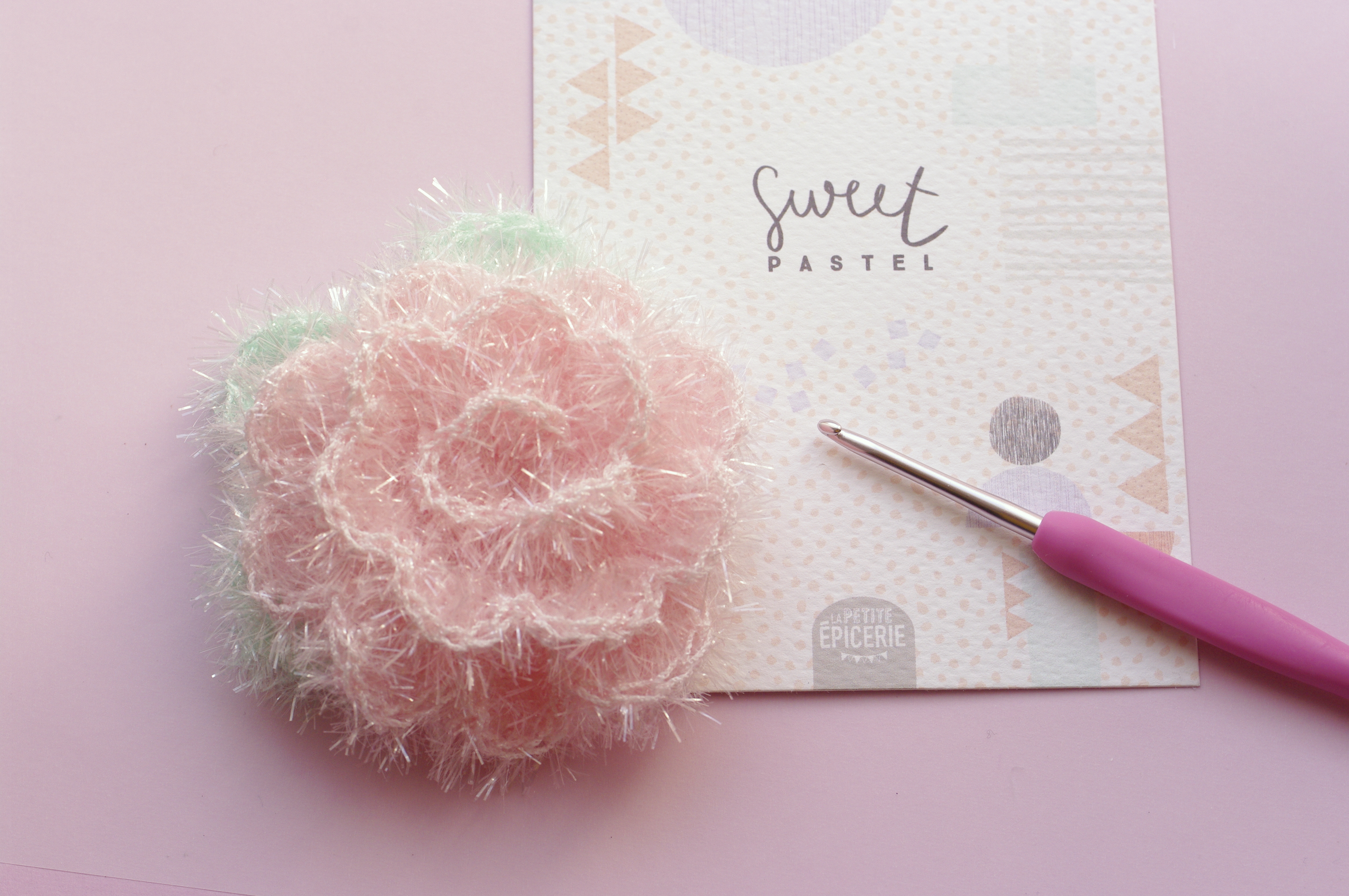 Tutoriel – Crocheter une fleur avec la laine éponge